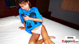 Hubená brunetka amatérské asijské bargirl jízda na evropské kohout