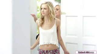 ���ક નાની ડિંટ્ડી કિશોર કે કિશોરી licked પછી કિનારવાળું દ્વારા લેસ્બિયન bff