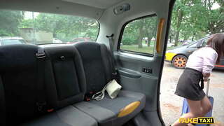 Fake Taxi Mina Moreno prdeli v taxíku