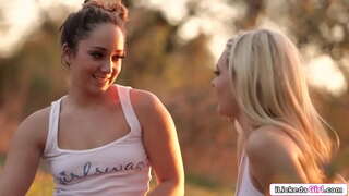 ���ેસ્બિયન તારીખો સીધા સોનેરી પછી rims અને licks તેના pussy