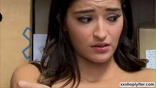 Pohoten Častnik končno dobi priložnost za vraga Emily Willis v doggy