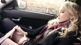 ͕�생 소녀는 그녀의 음부를 자위 한 후 그녀가 질내 사정을하면서 큰 소리로 비명을 지른다.