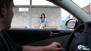 Umazani stari nabiranje osamljen babe v avtobusne postaje, ki prikazuje njen kako kul je, da je javnost vraga v naravi