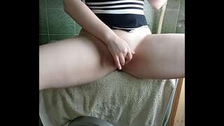 Rapaza con un grande aparvado queda un orgasmo na lavadora e un Vibrador Rapaza con un grande aparvado queda un orgasmo na lavadora e un Vibrador