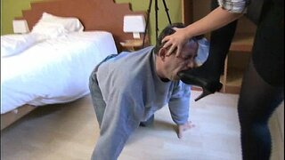 Эзэгтэй гаргах түүний эрэгтэй боолууд долоох түүний өндөр өсгийтэй гутал гутал