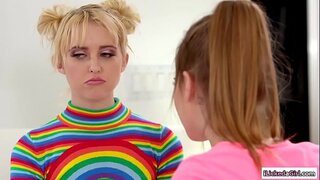 ���ಿಸಿ carwash ಹದಿಹರೆಯದ ಸುಂದರಿ ಒರಸುವುದು ಪ್ರತಿ ಇತರರು ಮಾಡಿದ ನಂತರ ಕೆಲಸ