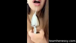Babe Sexy coloca cristal plug anal no cu dela e brinca com o brinquedo ao mesmo tempo