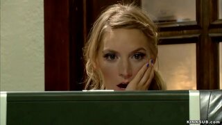 سنہرے بالوں والی نوجوان مونا ویلز نے پایا فحش فلم اس کی ماں سمون Sonay انٹرنیٹ پر اور پھر کوڑوں کی سزا اور مقعد آخر میں اس پابندی میں بستر