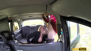 ���්යාජ ටැක්සි උණුසුම් බබා හෝල් හාදුවක් ව්යාප්ත ඇගේ කකුල් හා යෝජනාවකුත් කුකුළා