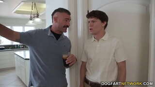 Petite Ebony Chanel Σκάι Κάνει Πρωκτικό Σεξ Με Μεγάλα Άσπρα Πουλιά